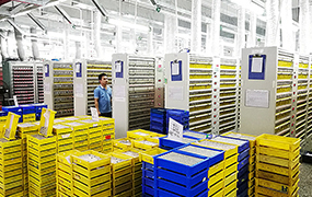 量能员工核对产品